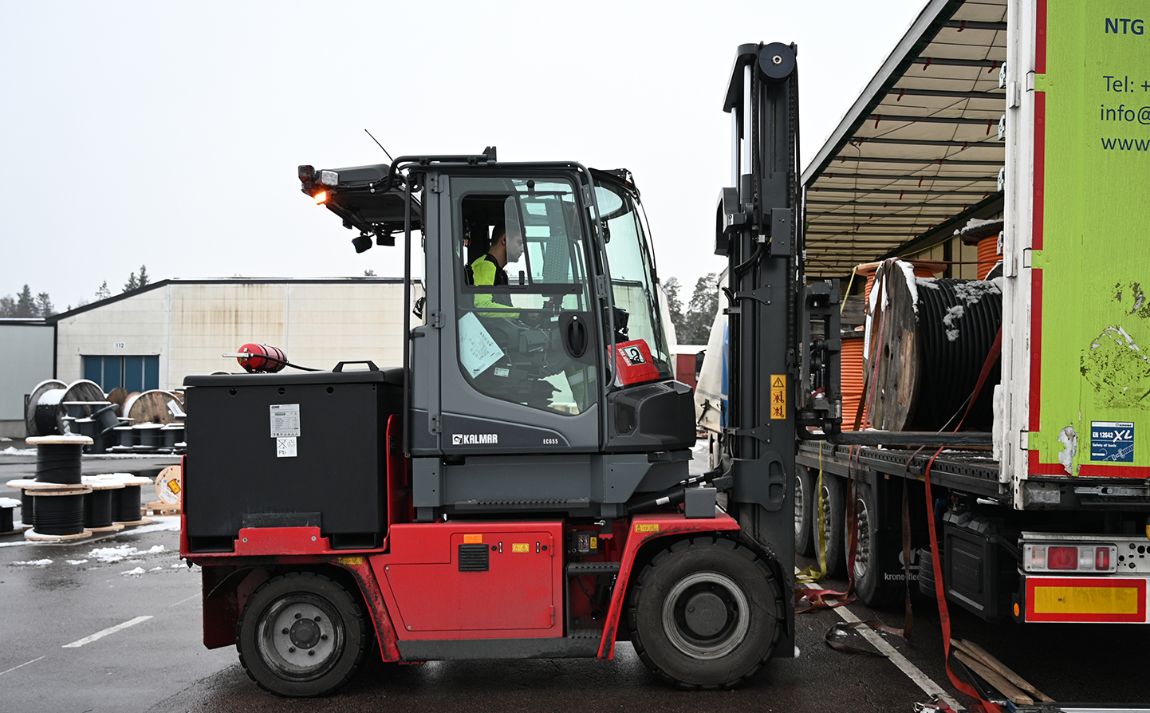 Soon, there will be more electric forklifts at Nexans´ plant in Grimsås. The company is gradually replacing all fuel-powered vehicles with battery-powered ones. 